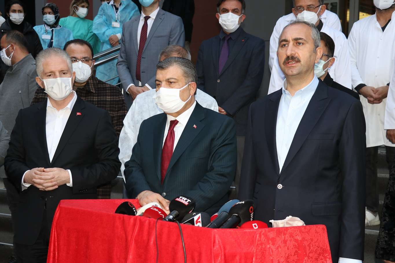 Bakanlar Koca ve Gül, 9 kişinin hayatını kaybettiği hastanede incelemede bulundu Bakanlar Koca ve Gül, 9 kişinin hayatını kaybettiği hastanede incelemede bulundu